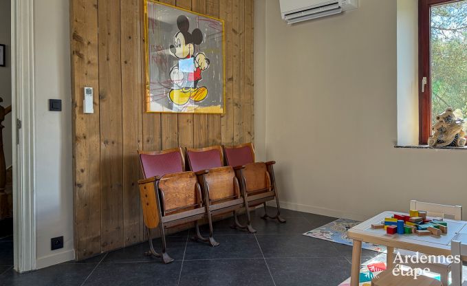 Schitterende vakantiewoning in Onhaye met zwembad, jacuzzi, sauna en speelkamers voor 14 personen nabij Dinant