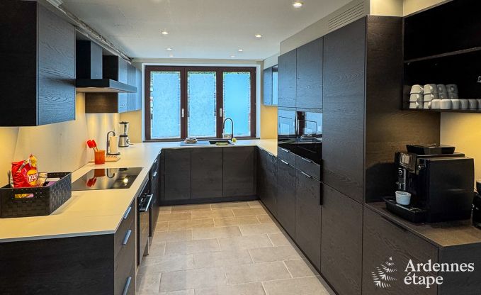 Schitterende vakantiewoning in Onhaye met zwembad, jacuzzi, sauna en speelkamers voor 14 personen nabij Dinant