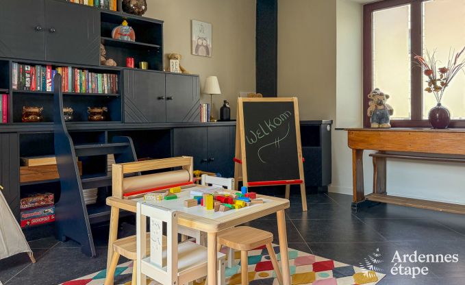 Schitterende vakantiewoning in Onhaye met zwembad, jacuzzi, sauna en speelkamers voor 14 personen nabij Dinant