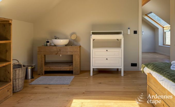 Schitterende vakantiewoning in Onhaye met zwembad, jacuzzi, sauna en speelkamers voor 14 personen nabij Dinant