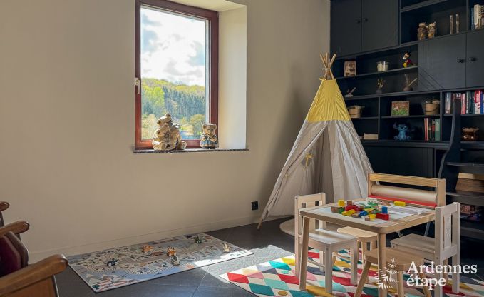 Schitterende vakantiewoning in Onhaye met zwembad, jacuzzi, sauna en speelkamers voor 14 personen nabij Dinant