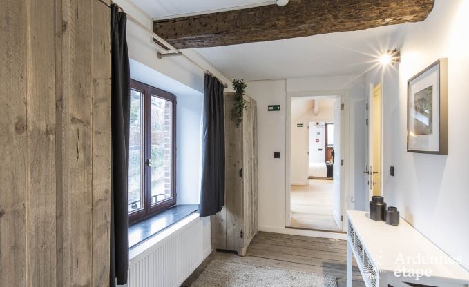 Schitterende vakantiewoning in Onhaye met zwembad, jacuzzi, sauna en speelkamers voor 14 personen nabij Dinant