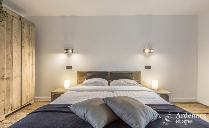 Schitterende vakantiewoning in Onhaye met zwembad, jacuzzi, sauna en speelkamers voor 14 personen nabij Dinant