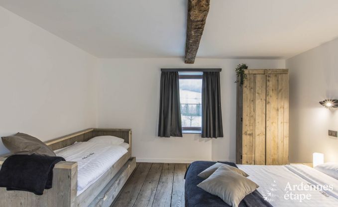 Schitterende vakantiewoning in Onhaye met zwembad, jacuzzi, sauna en speelkamers voor 14 personen nabij Dinant