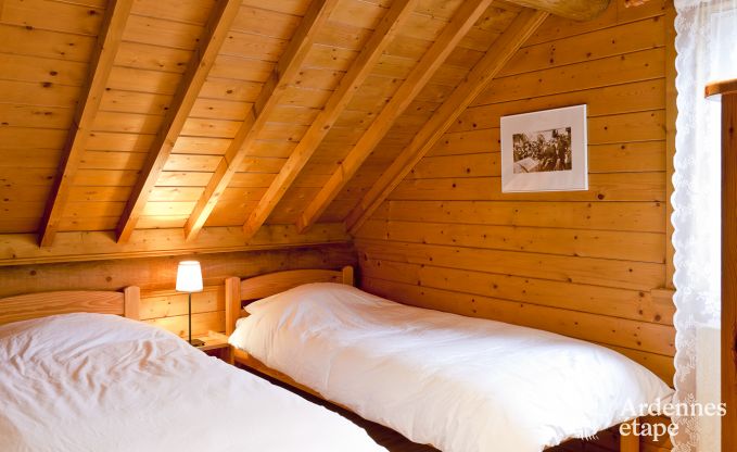 Ruim chalet in Ovifat, Ardennen, 16 personen, 8 slaapkamers, 3 badkamers, sauna, biljart, tuin met privterras