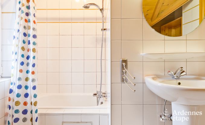 Ruim chalet in Ovifat, Ardennen, 16 personen, 8 slaapkamers, 3 badkamers, sauna, biljart, tuin met privterras