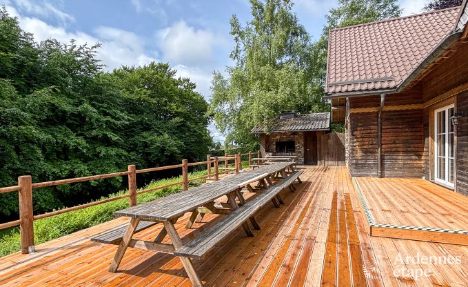 Ruim chalet in Ovifat, Ardennen, 16 personen, 8 slaapkamers, 3 badkamers, sauna, biljart, tuin met privterras