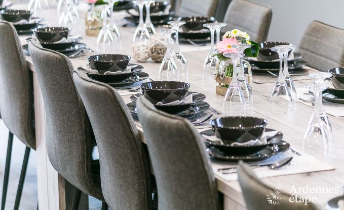 Vakantiehuis met binnenzwembad, sauna en spellen in Paliseul voor 14 personen in de Ardennen