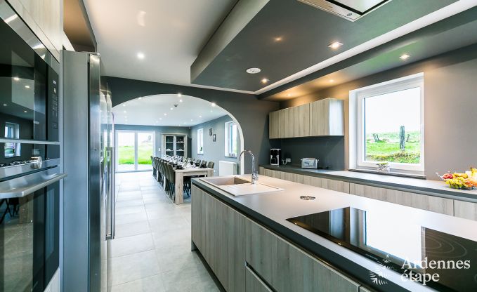 Vakantiehuis met binnenzwembad, sauna en spellen in Paliseul voor 14 personen in de Ardennen