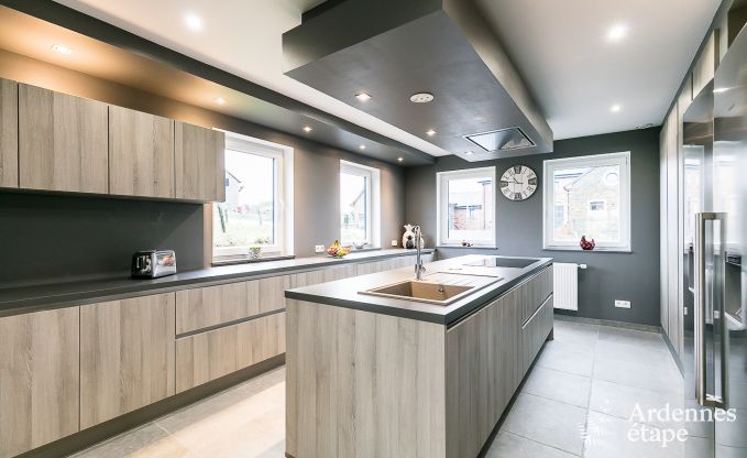 Vakantiehuis met binnenzwembad, sauna en spellen in Paliseul voor 14 personen in de Ardennen