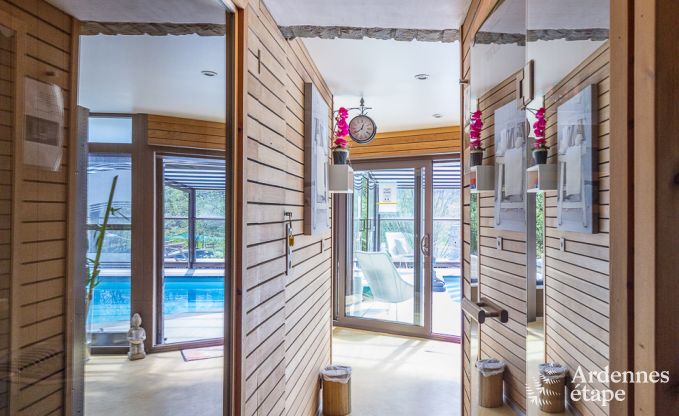 Luxe villa in Redu, Ardennen, 9 personen, buitenzwembad, sauna, stoombad, binnen- en buitenjacuzzi, privtuin, volledige uitrusting