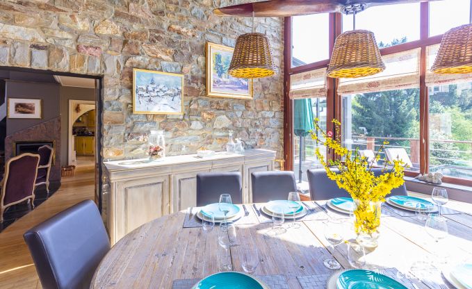 Luxe villa in Redu, Ardennen, 9 personen, buitenzwembad, sauna, stoombad, binnen- en buitenjacuzzi, privtuin, volledige uitrusting