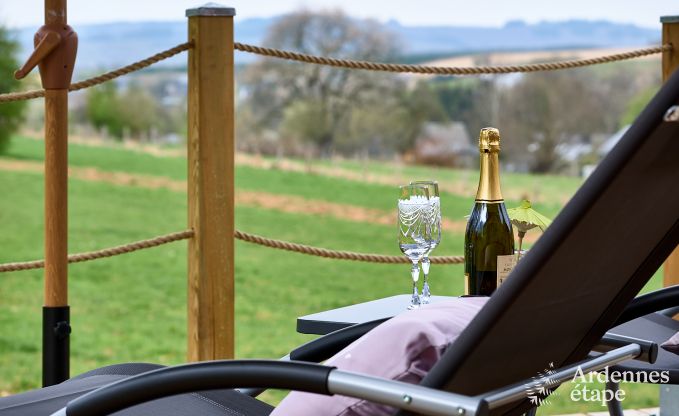 Romantisch tiny house in Redu: verblijf voor 2 in de Ardennen met priv�terras en panoramisch uitzicht