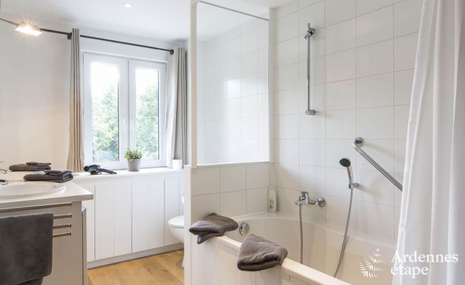 Cottage in Redu, Ardennen, 7 slaapkamers, 6 badkamers, 15 personen, noords bad, biljart, privé tuin, terras, oplaadpunt voor elektrische auto's