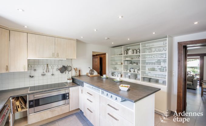 Cottage in Redu, Ardennen, 7 slaapkamers, 6 badkamers, 15 personen, noords bad, biljart, privé tuin, terras, oplaadpunt voor elektrische auto's