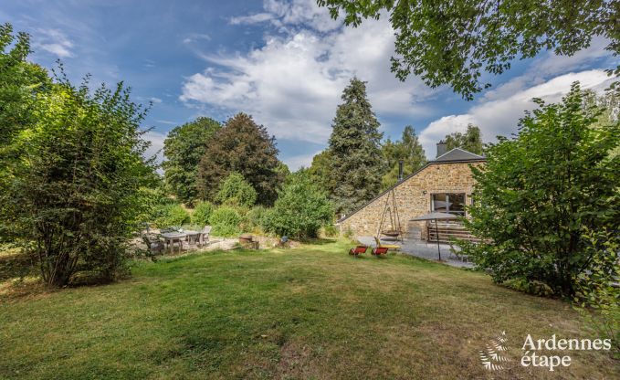 Charmante, ruime en hondvriendelijke cottage in Redu voor 17 personen