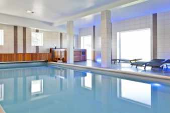 PBM-vriendelijke luxevilla met zwembad voor 48 personen in Rochefort