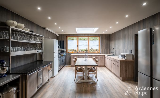 Hoogwaardige vakantiewoning voor 32 personen in Rochefort met eigen badkamers en natuurlijk zwembad