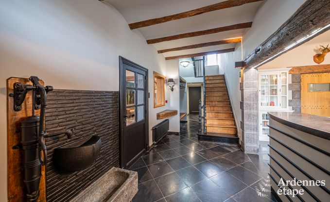 Hoogwaardige vakantiewoning voor 32 personen in Rochefort met eigen badkamers en natuurlijk zwembad