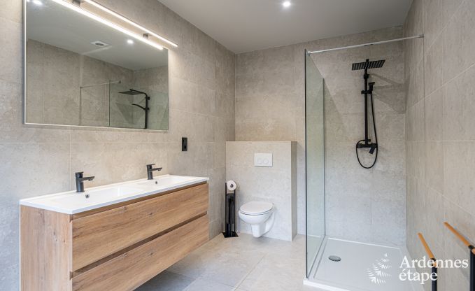 Hoogwaardige vakantiewoning voor 32 personen in Rochefort met eigen badkamers en natuurlijk zwembad