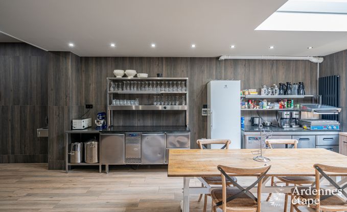 Hoogwaardige vakantiewoning voor 32 personen in Rochefort met eigen badkamers en natuurlijk zwembad