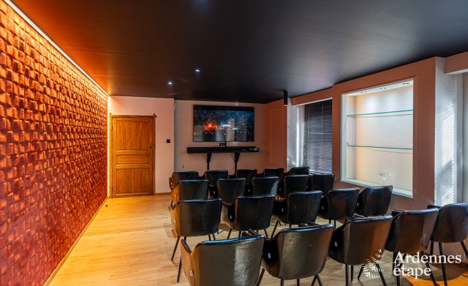 Hoogwaardige vakantiewoning voor 32 personen in Rochefort met eigen badkamers en natuurlijk zwembad