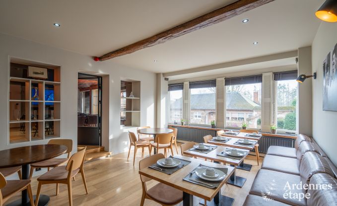 Hoogwaardige vakantiewoning voor 32 personen in Rochefort met eigen badkamers en natuurlijk zwembad