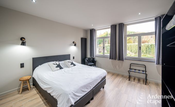 Hoogwaardige vakantiewoning voor 32 personen in Rochefort met eigen badkamers en natuurlijk zwembad