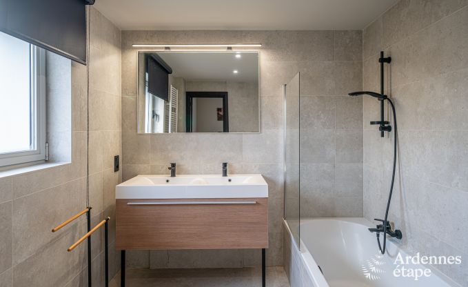 Hoogwaardige vakantiewoning voor 32 personen in Rochefort met eigen badkamers en natuurlijk zwembad