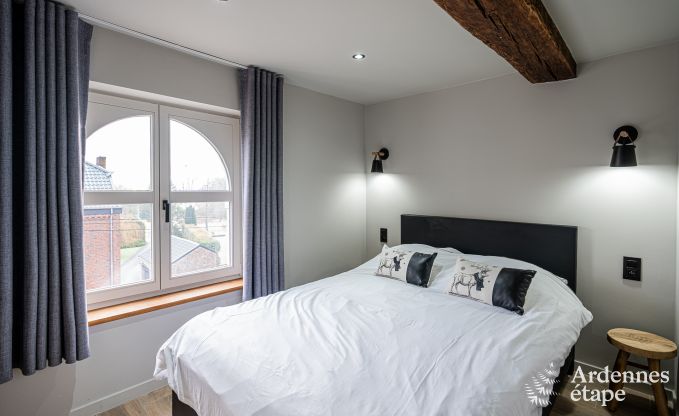 Hoogwaardige vakantiewoning voor 32 personen in Rochefort met eigen badkamers en natuurlijk zwembad