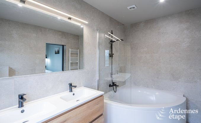 Hoogwaardige vakantiewoning voor 32 personen in Rochefort met eigen badkamers en natuurlijk zwembad