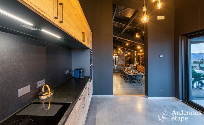 Luxe in Rochehaut: ruime accommodatie voor 14 personen met binnenzwembad en prachtig uitzicht