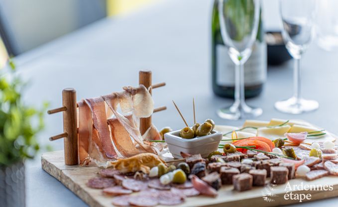 Luxe in Rochehaut: ruime accommodatie voor 14 personen met binnenzwembad en prachtig uitzicht