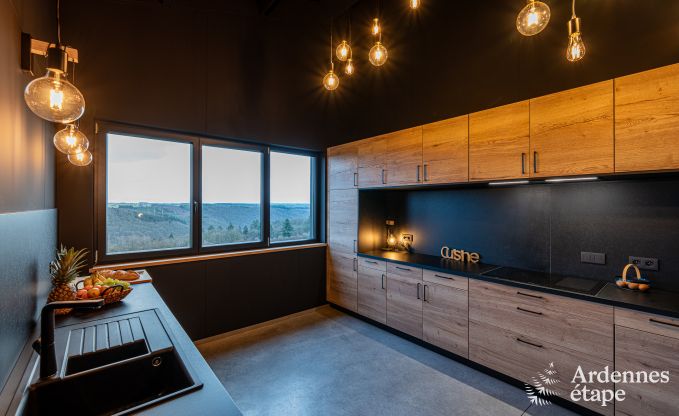 Luxe in Rochehaut: ruime accommodatie voor 14 personen met binnenzwembad en prachtig uitzicht