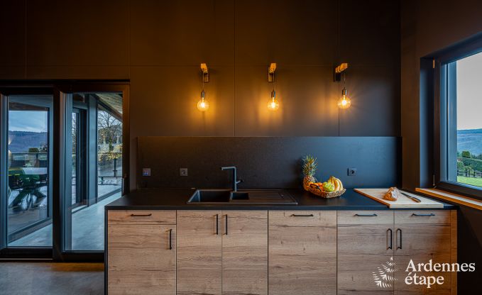 Luxe in Rochehaut: ruime accommodatie voor 14 personen met binnenzwembad en prachtig uitzicht