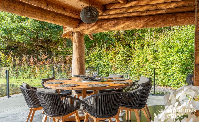 Ruime chalet voor 8 personen in Trois-Ponts met binnen-buitenzwembad, sauna en privterras aan het water