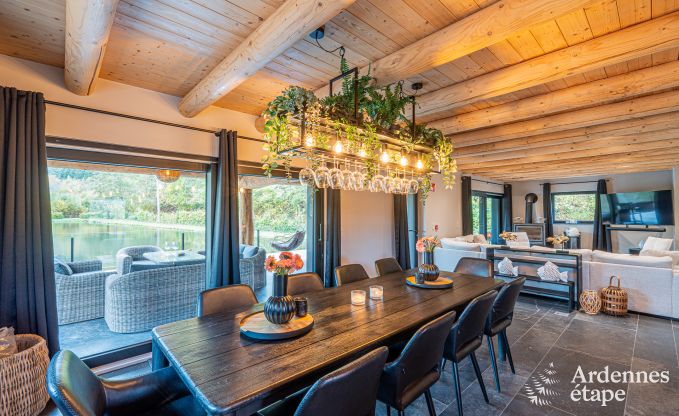 Ruime chalet voor 8 personen in Trois-Ponts met binnen-buitenzwembad, sauna en privterras aan het water