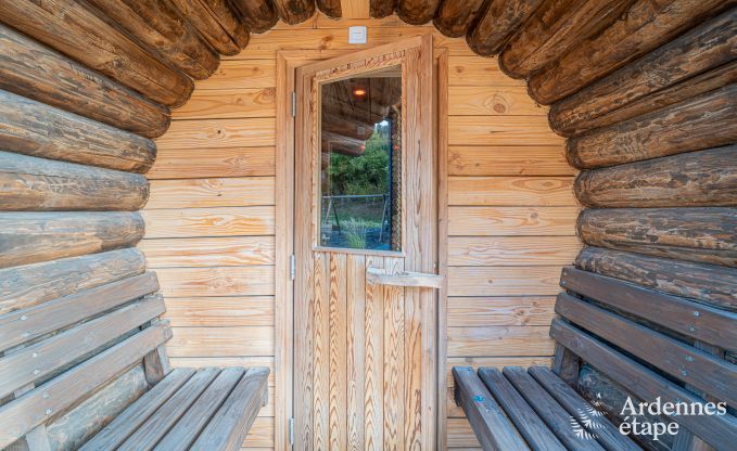 Ruime chalet voor 8 personen in Trois-Ponts met binnen-buitenzwembad, sauna en privterras aan het water