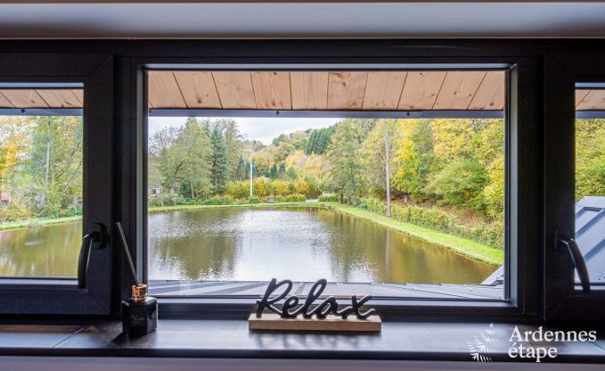 Ruime chalet voor 8 personen in Trois-Ponts met binnen-buitenzwembad, sauna en privterras aan het water