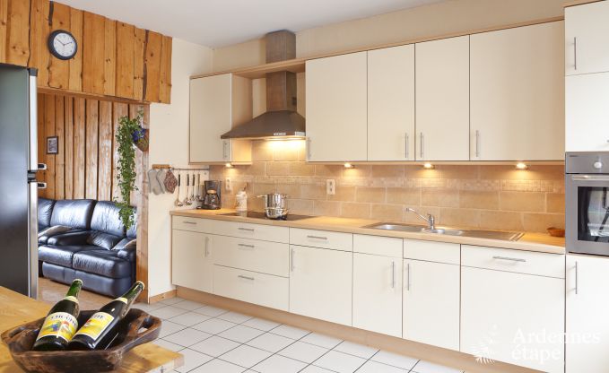 Groot vakantiehuis vlakbij Vielsalm voor 21 personen met 7 slaapkamers, 4 badkamers, speelruimte en privtuin