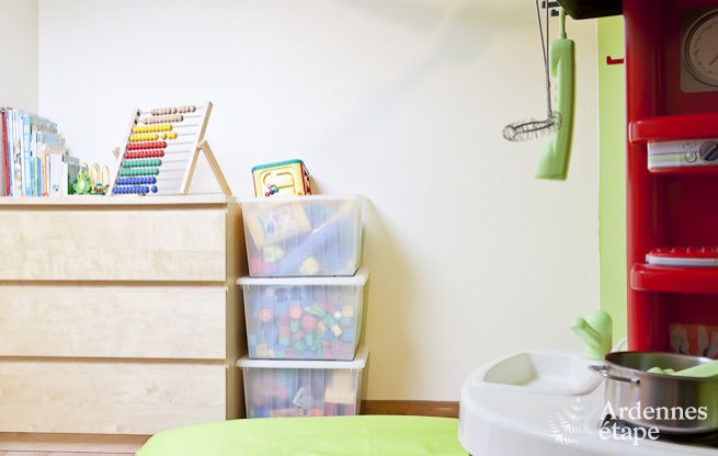 Groot vakantiehuis vlakbij Vielsalm voor 21 personen met 7 slaapkamers, 4 badkamers, speelruimte en privtuin