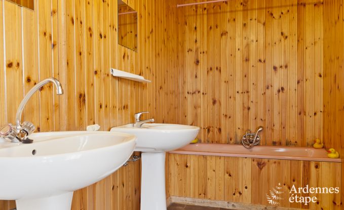 Groot vakantiehuis vlakbij Vielsalm voor 21 personen met 7 slaapkamers, 4 badkamers, speelruimte en privtuin