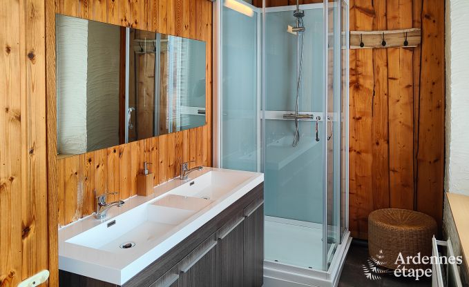 Groot vakantiehuis vlakbij Vielsalm voor 21 personen met 7 slaapkamers, 4 badkamers, speelruimte en privtuin