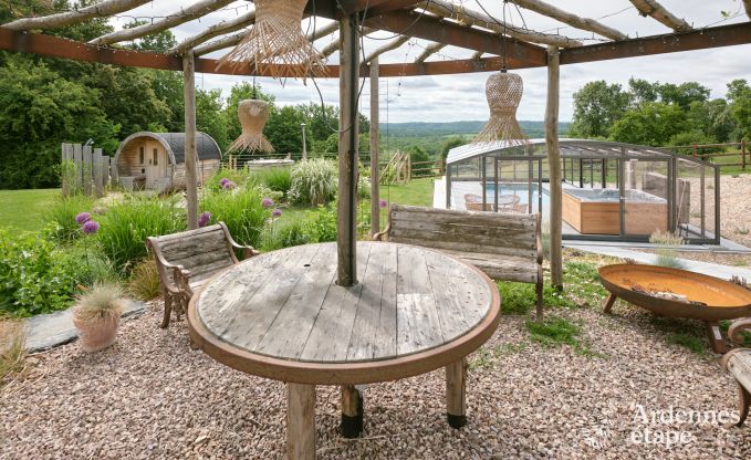 Comfortabele vakantiewoning voor 10 personen in Villers-en-Fagne met overdekt buitenzwembad en jacuzzi