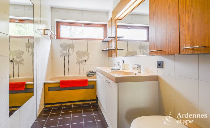 Ruim en hondvriendelijk vakantiehuis in Waimes met zwembad