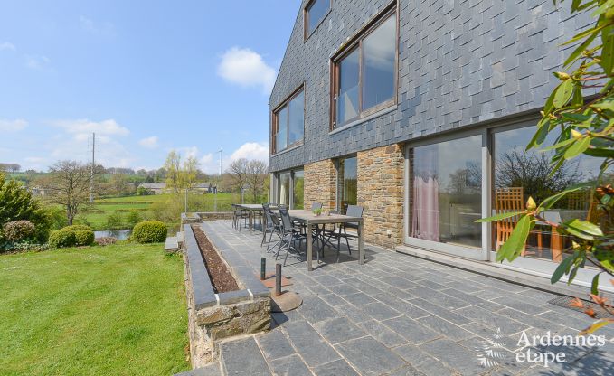 Ruim en hondvriendelijk vakantiehuis in Waimes met zwembad