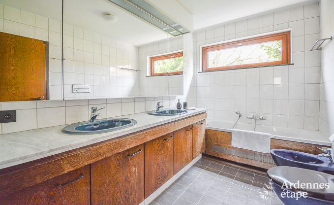 Ruim en hondvriendelijk vakantiehuis in Waimes met zwembad