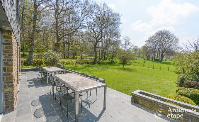 Ruim en hondvriendelijk vakantiehuis in Waimes met zwembad