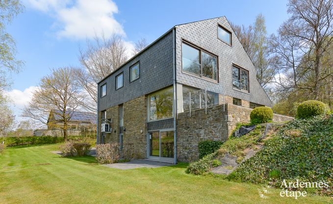 Ruim en hondvriendelijk vakantiehuis in Waimes met zwembad